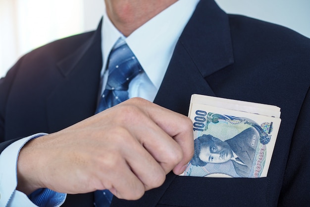 Foto note di yen nella tasca di un uomo d'affari