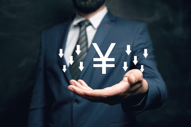 Yen-pictogram met pijlen naar beneden De val van de valuta Man met in zijn hand