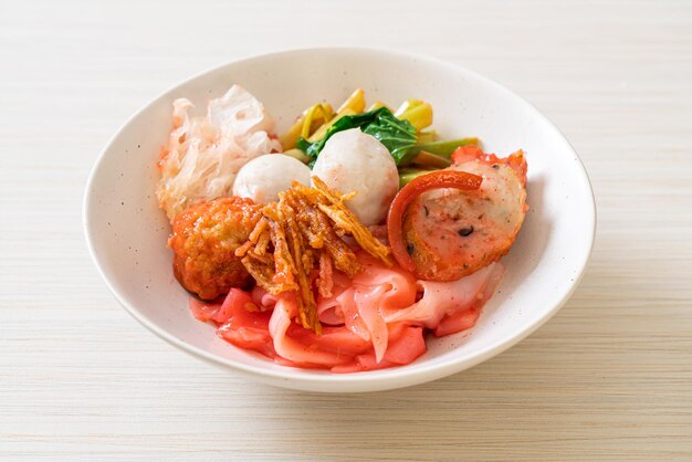 (yen-ta-four) - noodle secco in stile tailandese con tofu assortito e polpette di pesce in zuppa rossa - stile asiatico