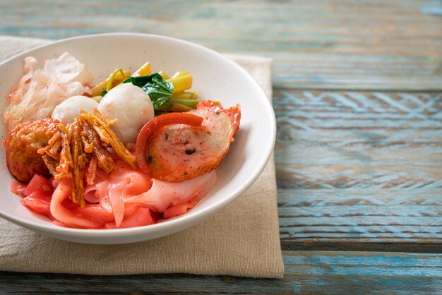 (Yen-Ta-Four) - Dry Thai Style Noodle with assorted tofu and fish ball in Red Soup