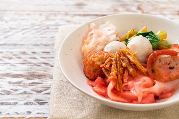 (Yen-Ta-Four) - Dry Thai Style Noodle with assorted tofu and fish ball in Red Soup