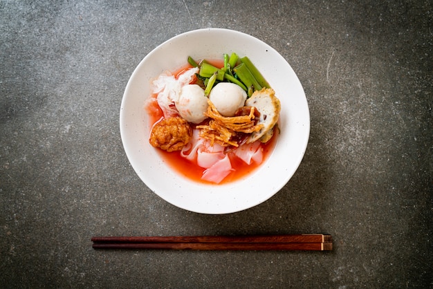 (Yen-Ta-Four) - Noodle in Thaise stijl met diverse tofu en visbal in rode soep