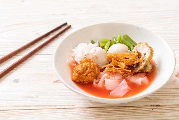 （イェンタフォー）-タイ風ヌードル、豆腐と魚のボールの盛り合わせ、レッドスープ