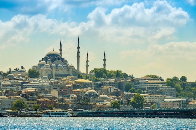 Yeni cami moskee in de stad door de zee tegen de lucht
