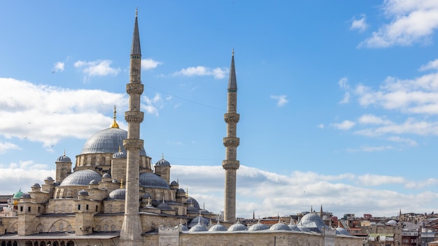 Yeni Cami of Nieuwe Moskee Islamitische minaret Nieuwe Moskee Yeni Cami uitzicht vanaf Galata brug Istanbul Turkije Ottomaanse moskee architectuur Eminonu Galata Brug Sultan Ahmet oude stad Istanbul Turkiye