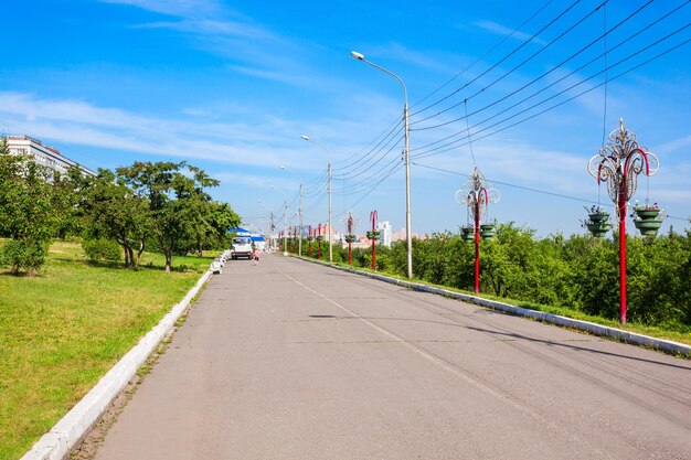 Yenisei rivierdijk park in krasnojarsk, rusland