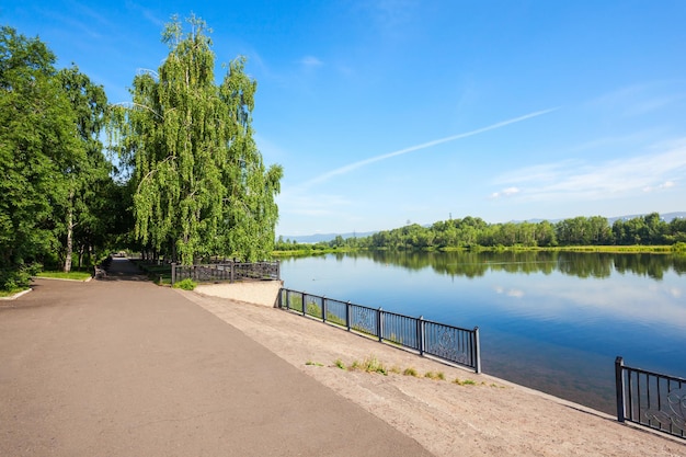 Yenisei rivierdijk park in Krasnojarsk, Rusland