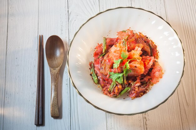 La tagliatella rossa di yentafo mescola i frutti di mare fritti