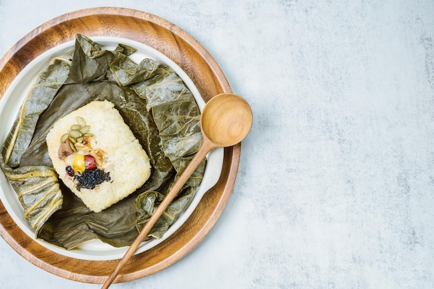 Yeonnipbap koreaanse lotusbladrijst Kleefrijst dadels en kastanjes gewikkeld in een lotusblad