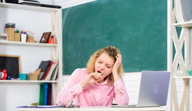 Si, puoi. concetto di tecnologie digitali. istruzione in linea. concetto di istruzione online. ragazza che naviga in internet. insegnante donna. festa degli insegnanti. sito didattico per insegnanti. studente stanco con il computer portatile.