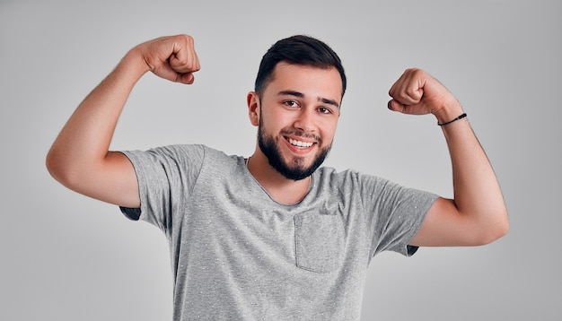 はい！上げられた握りこぶしで勝利する若い幸せな男