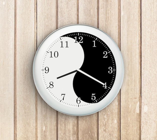 Foto orologio yin yang sulla parete di legno