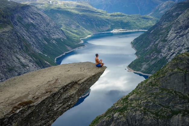 Yog는 Trolltunga 가장자리에서기도하고 있습니다. 오다. 노르웨이