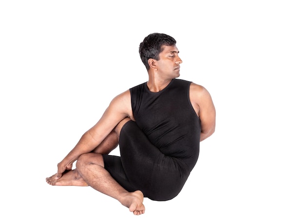 Yoga ardha matsyendrasana op wit