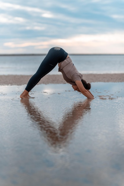 Foto asana di yoga sullo sfondo dell'alba