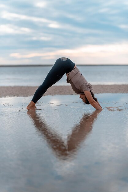 Foto asana di yoga sullo sfondo dell'alba