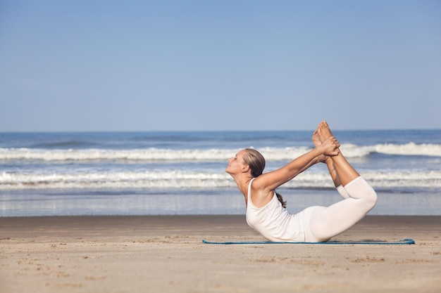 Yoga sulla spiaggia