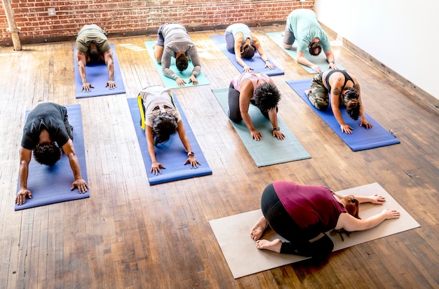 Foto lezione di yoga in posa balasana