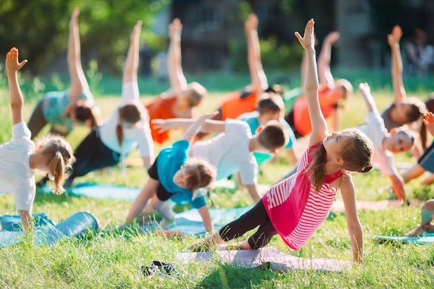 Lezioni di yoga all'aperto.