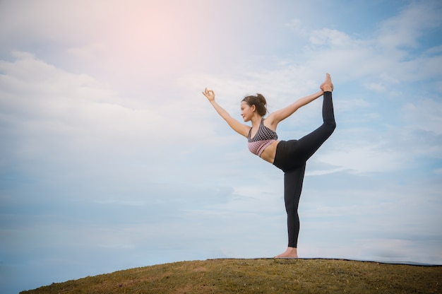 Photo yoga girl strengthen the concentration of skin