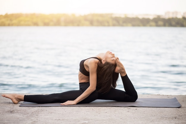 Ragazza di yoga