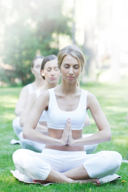 Foto allenamento di gruppo yoga al parco