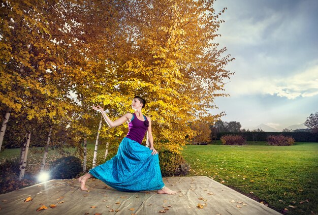 Yoga in het herfstpark