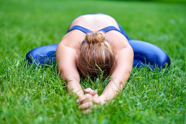 Yoga. Jonge vrouw het beoefenen van yoga meditatie in de natuur in het park. Gezondheid levensstijl concept