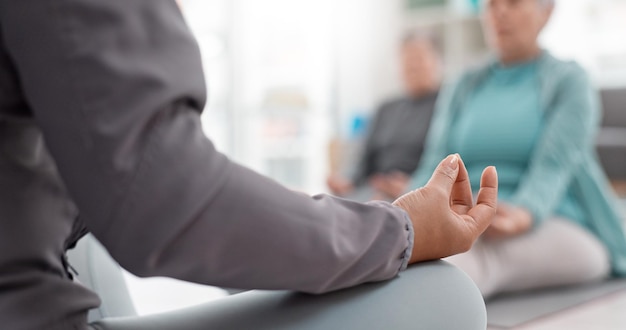 Foto yoga les fitness en meditatie hand en lotus pose met ademhaling welzijn en genezing gezondheid oefening en strekken mensen workout met vrede en zen mindfulness en vitaliteit met closeup