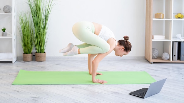 Yoga les online pilates oefening vrouw thuis