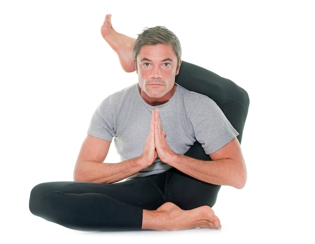Uomo di yoga isolato