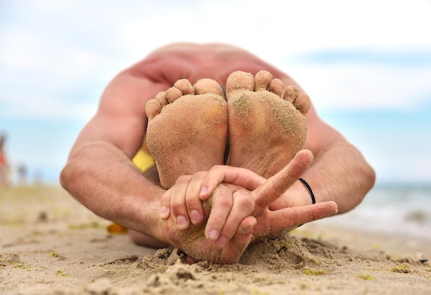 Uomo di yoga che mostra il simbolo di pace