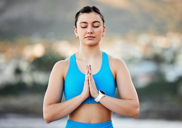 Yoga-meditatie en gebedsvrouw in de natuur voor kalme vrede en helende energie met denkend idee of spiritueel Sportfitness of pilates meisje met biddende handen ondertekenen mediteren in park voor wellness