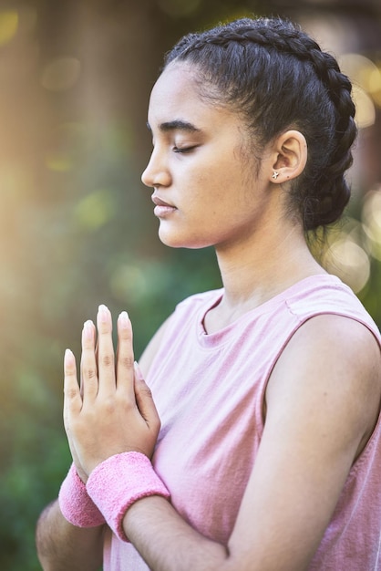 Yoga, meditatie en zen met een zwarte atlete die buiten traint voor geestelijke gezondheid of welzijn Ontspan mediteer en spiritueel met een jonge vrouwelijke yogi die buiten rust of innerlijke balans vindt