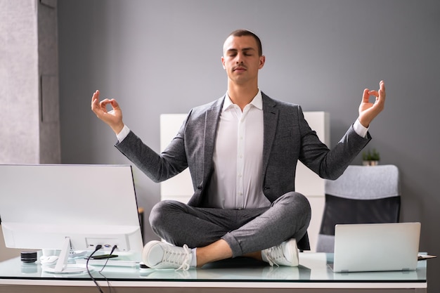Yoga meditatie oefening in het kantoor