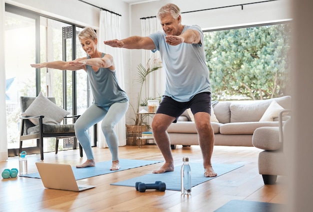 Yoga online les en senior koppel in woonkamer training zen en fitness bij pensionering voor man en vrouw met laptop Evenwicht uitrekken en ouderen oefenen thuis pilates video streamen