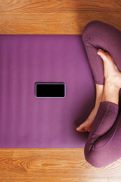 Yoga online training workout via smartphone, met behulp van de fitness-app thuis