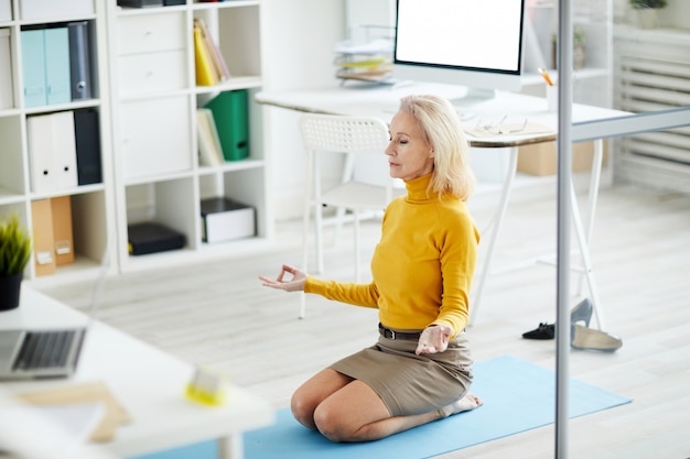 Foto yoga op het werk