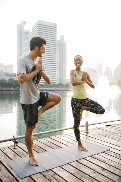 Yoga paar in het park