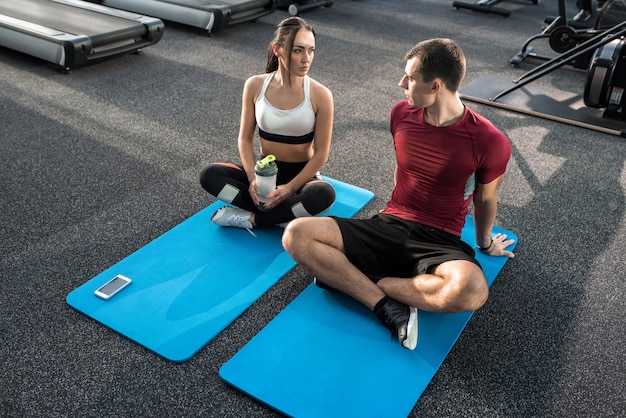 Yoga paar opleiding in de sportschool