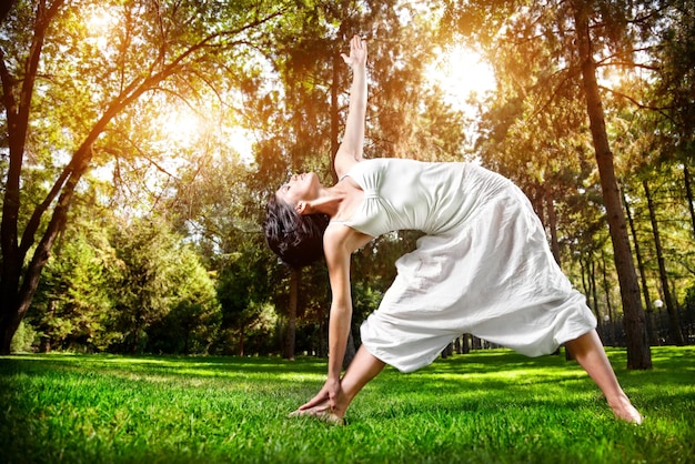 Foto yoga nel parco