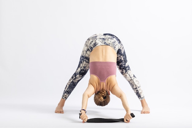 Posizione yoga con l'aiuto della corda