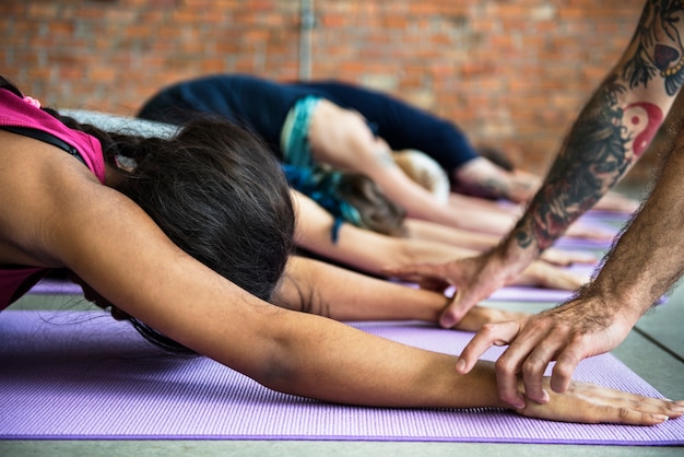 Foto concetto della classe di esercizio di pratica di yoga