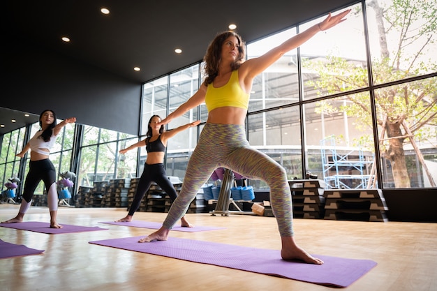 Yoga praktijk oefening klasse concept