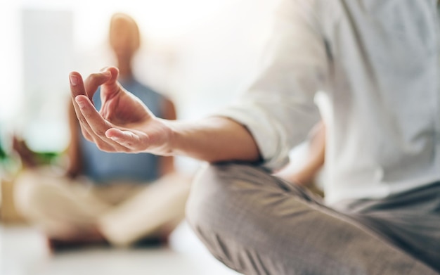 Йога расслабляет или руки деловых людей в офисе для оздоровления психического здоровья или совместных дыхательных упражнений. Мышление стартап-команды крупным планом или успокаивающие сотрудники в позе лотоса, медитация для дзен-мира