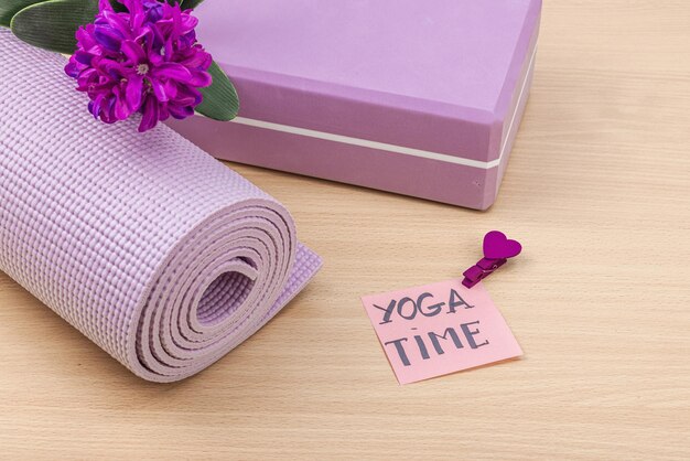 Concept di tempo di yoga blocco e adesivo di tappetino di yoga tradizionale guarigione