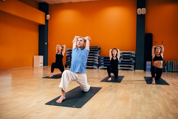 Lezione di yoga, allenamento di gruppo femminile