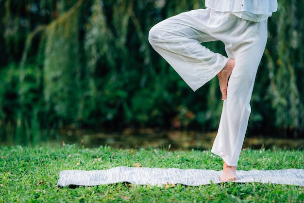 Foto posa di albero di yoga