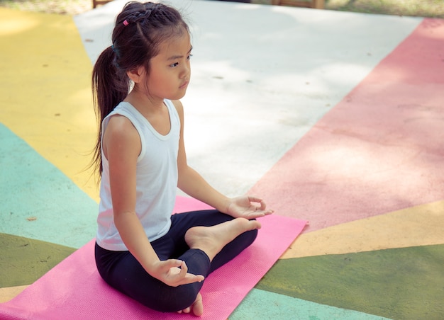 Yoga voor jong meisje van 6-7 Aziatisch meisje