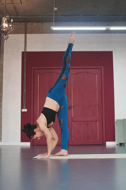 Yoga. Vrouw doet oefeningen in de sportschool